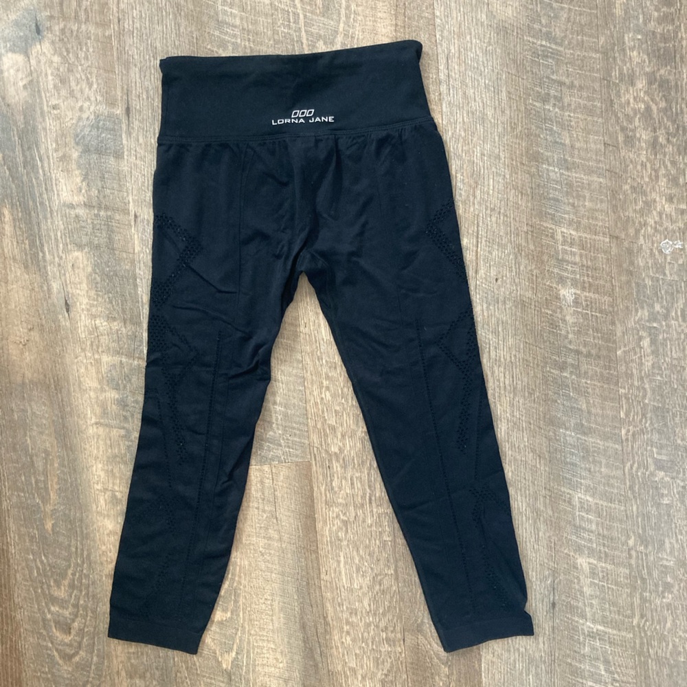 Lorna Jane | Active Wear Cropped Leggings with ‘Fishnet’ Cutout Eyelet Detail
